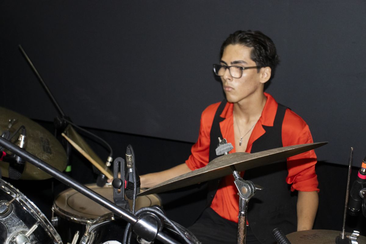 Estudiante tocando la batería