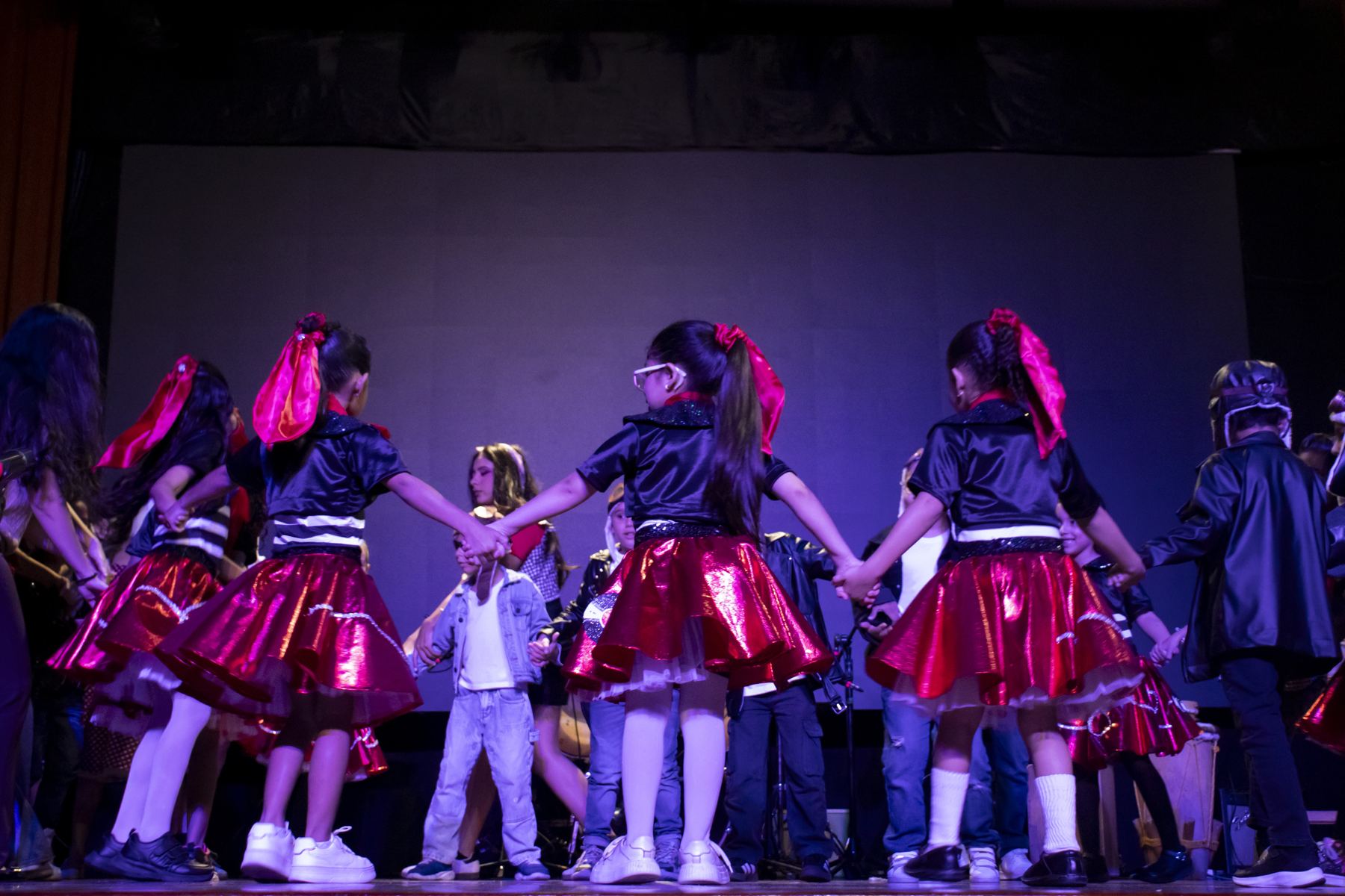 Estudiantes bailando en el escenario