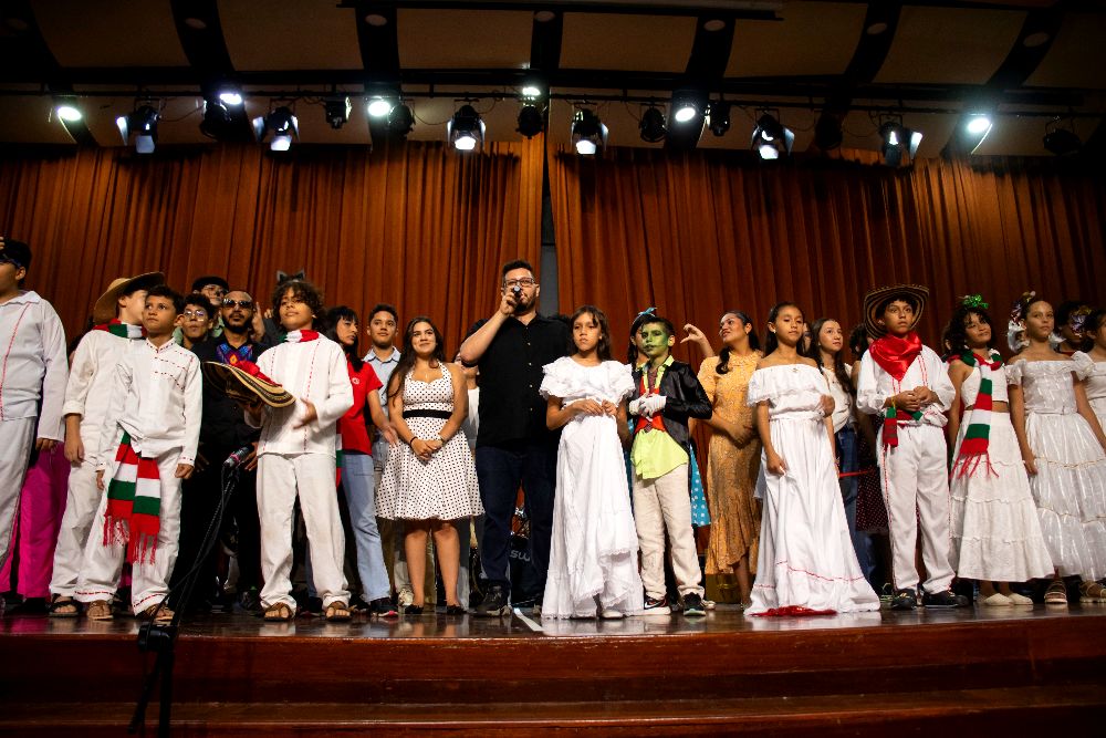 Estudiantes en el escenario durante la clausura
