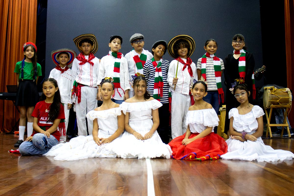 Estudiantes con trajes típicos en la clausura