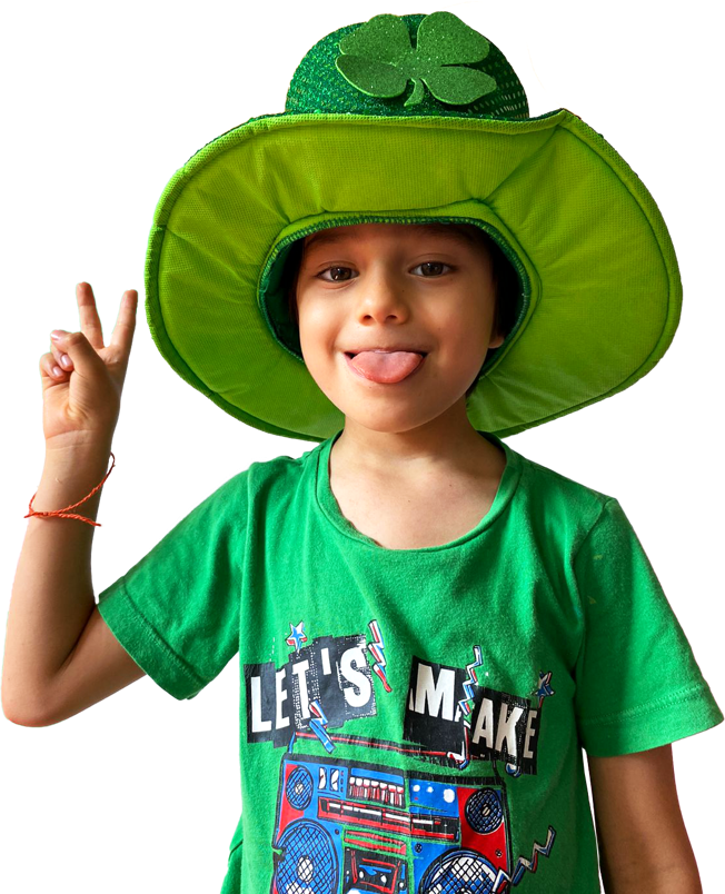 Estudiante de preescolar con sombrero verde