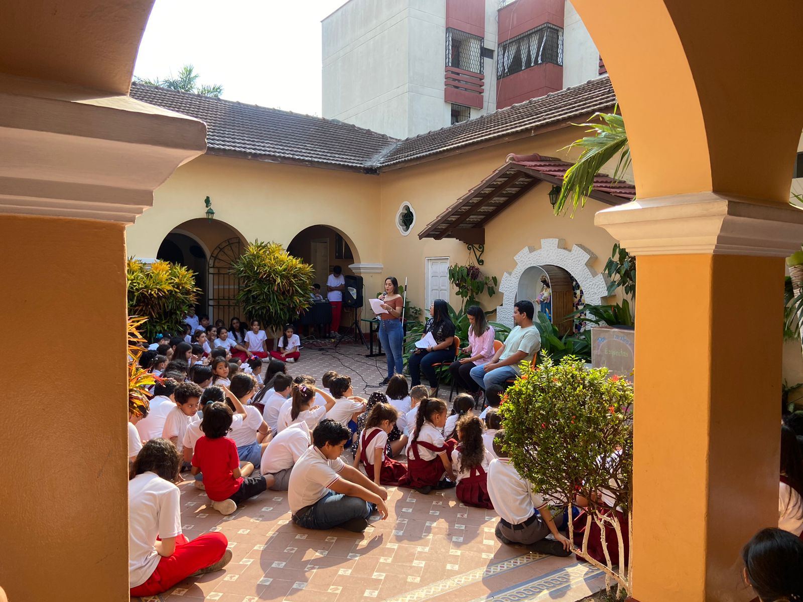 Estudiantes reunidos en el patio colonial del colegio
