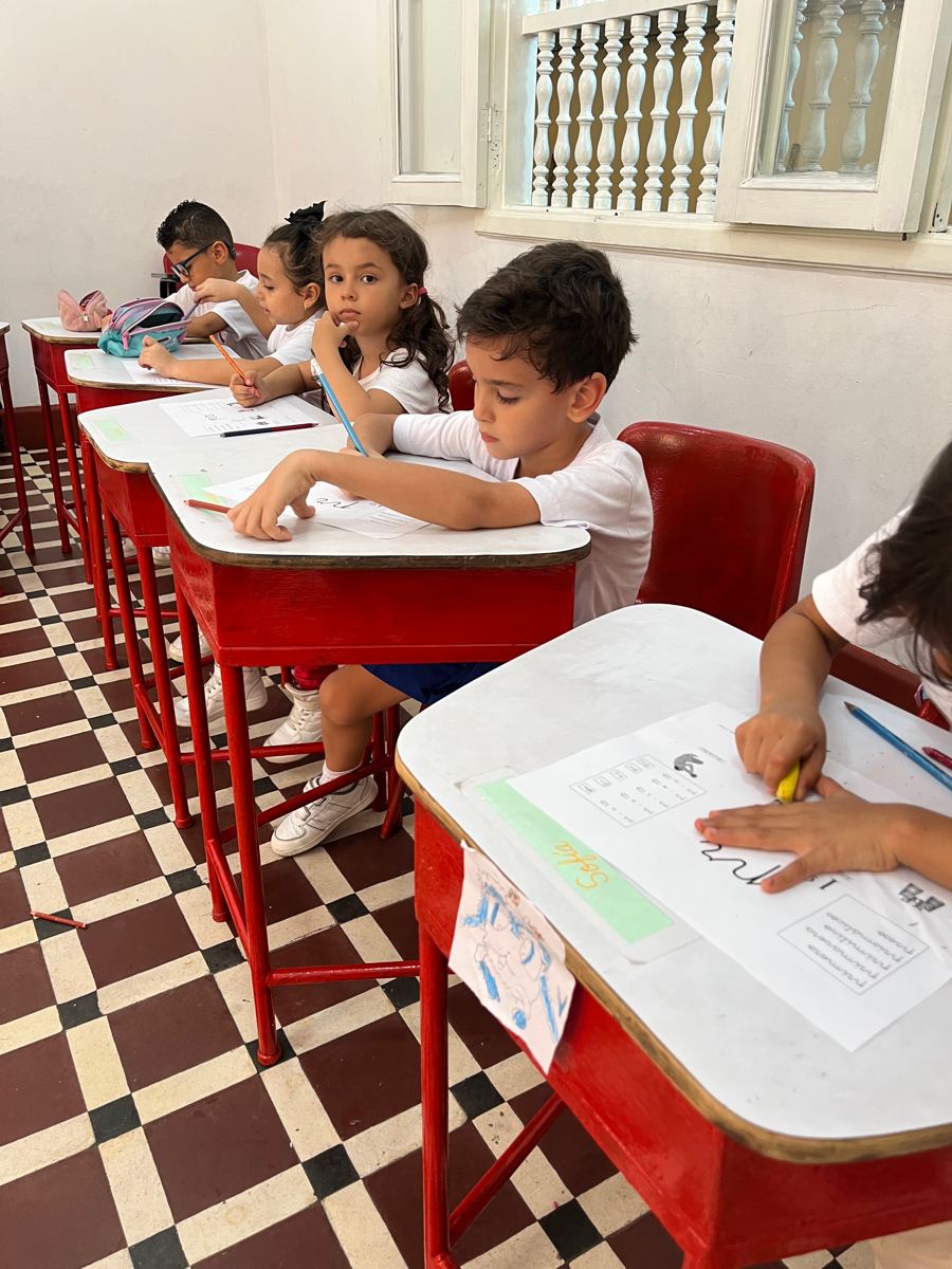 Estudiantes de primaria en el salón de clase