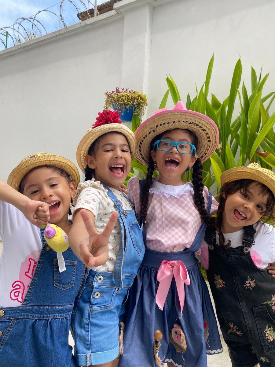 Niñas de preescolar con sombreros de paja