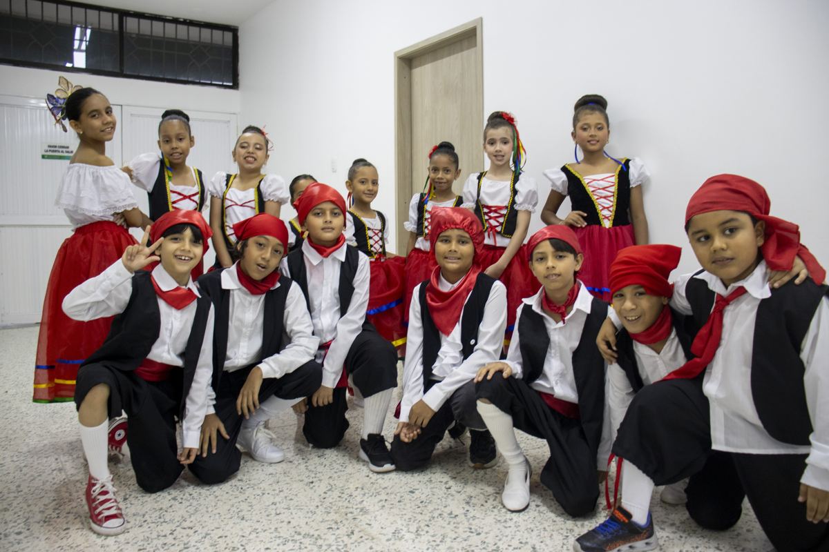 Estudiantes con trajes típicos italianos