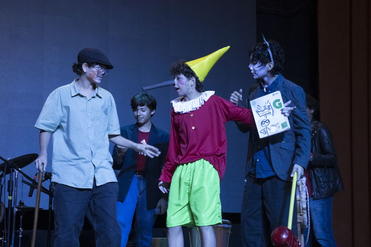 Estudiantes en una obra de teatro
